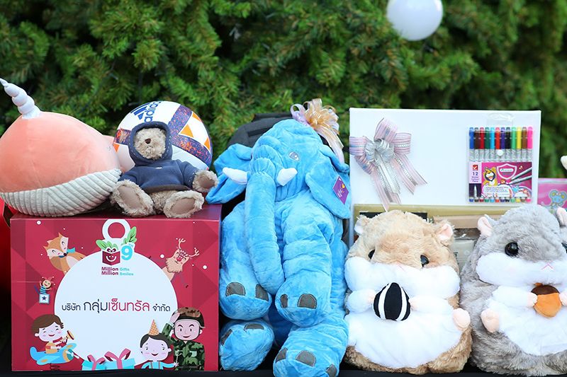 กองของขวัญเตรียมส่งให้น้องๆ ชายแดนใต้