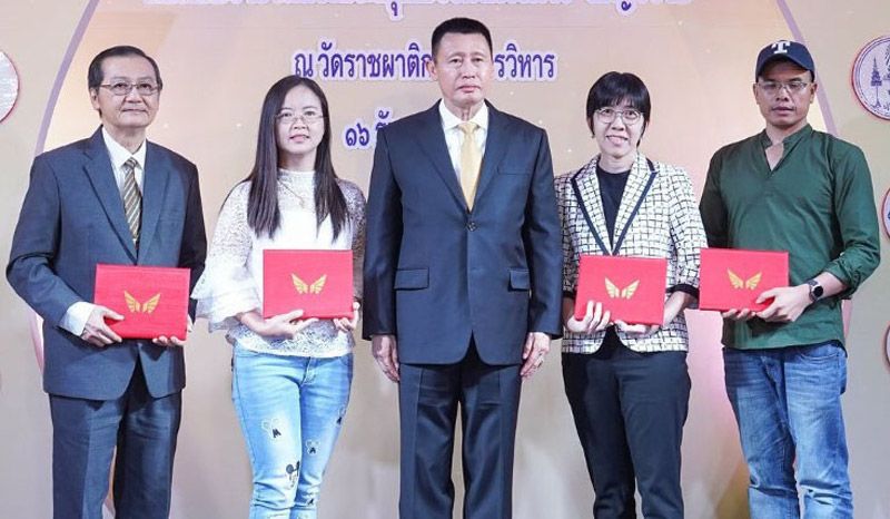 นักเขียนที่ผ่านเข้ารอบตัดสินสุดท้ายรับประกาศนียบัตรจากประธานในพิธี อาทิ นพ.อุทิตย์ พิทักษ์ทอง
รับแทน พุฒิพงษ์ นาคะปัท, วัชราภรณ์ พงศ์ศิริพัฒน์, ขนิษฐา วชิราพรพฤฒ, ณัฐสิทธิ์ วงศ์จันทา