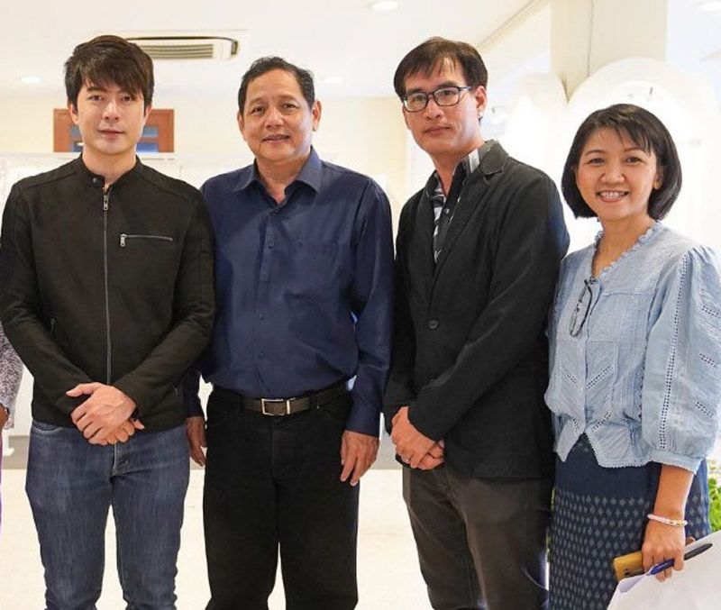 กษมา นิสสัยพันธุ์ และ อัจฉรา สุภวราหะสุนทร นำ
2 นักแสดงหนุ่มหล่อนิสัยดี นิพัธ เจริญผล กับ ก่อฤกษ์ เทศน์ธรรม มาเชิญรางวัลบนเวที 