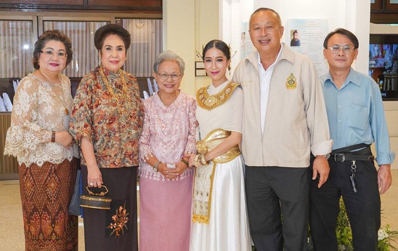 ร่วมชมนิทรรศการ พัชรา มาดล, สุมนา อภินรเศรษฐ์, พ.อ.หญิงอุษากรณ์ จันทรวงศ์,
เขมิษา บุณยเกียรติ, พล.ต.ต.วรินทร์ บุณยเกียรติ, สุชิน แท่นสัมฤทธิ์