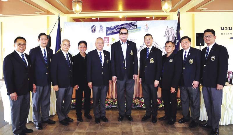 พล.ต.อ.สันต์ ศรุตานนท์ นายกสมาคมกีฬากรีฑาแห่งประเทศไทยฯ ประธานจัดการแข่งขัน พร้อมด้วย ผศ.สุรวุธ กิจกุศล ผู้บังคับการวชิราวุธวิทยาลัย, พล.ต.ท.อรรถกฤษณ์ ธารีฉัตร นายกสมาคมนักเรียนเก่าวชิราวุธวิทยาลัยฯ, พล.ต.ต.สุรพงษ์ อาริยะมงคล เลขานุการและอุปนายกสมาคมกีฬากรีฑาแห่งประเทศไทย, สถาวร จันทร์ผ่องศรี กก.ผจก.บจ. ดี.ไอ.เอ็น.สปอร์ต และคณะกรรมการ คมกฤช รัตนราช, ชัชวาลย์ ชันวารชร, ไชยวุฒิ พึ่งทอง, นพดล กีระศิลป์, ไชยณรงค์ ถนัดใช้ปืน