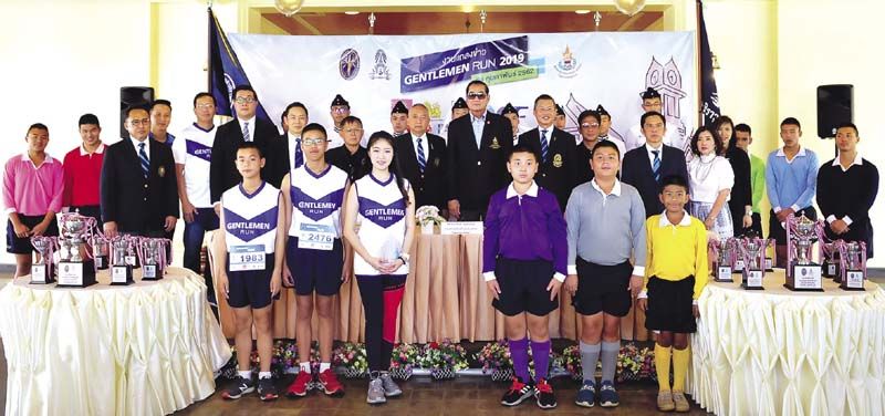 คณะผู้บริหาร พร้อมด้วยผู้สนับสนุน และนักเรียนวชิราวุธวิทยาลัย ร่วมถ่ายภาพหมู่เป็นที่ระลึก