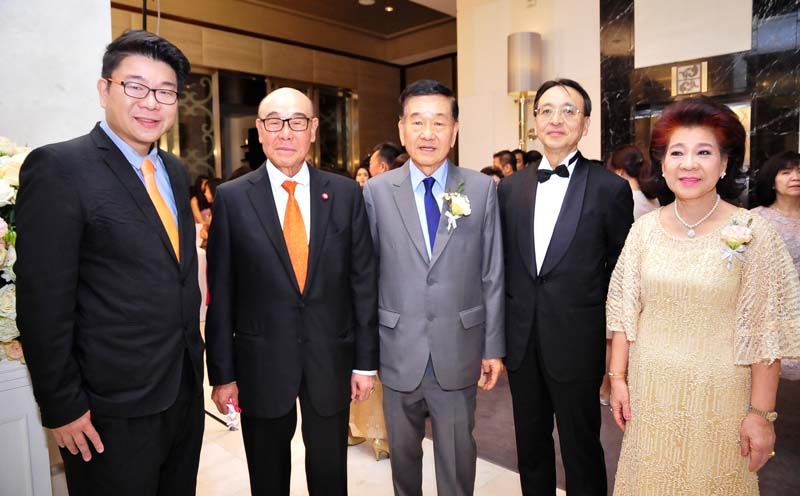 คุณพ่อ-คุณแม่ฝ่ายหญิง ต้อนรับ วิรุฬ เตชะไพบูลย์ และแขกผู้มีเกียรติ