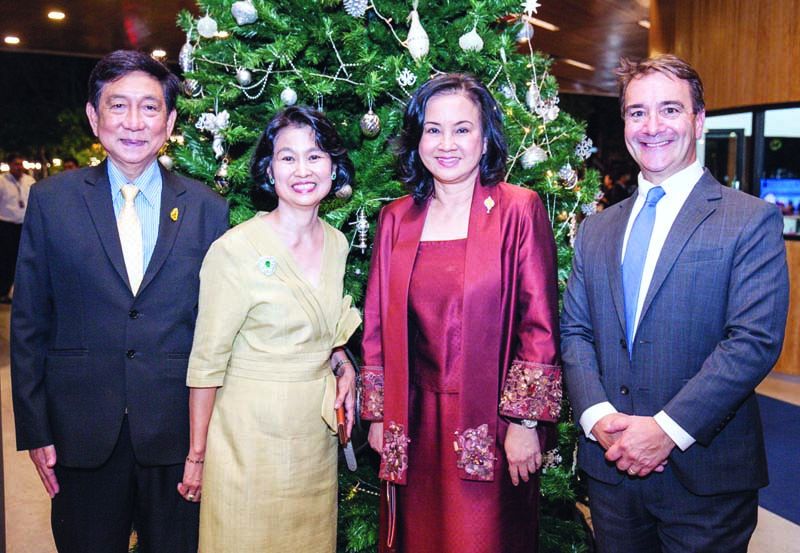 ผู้ก่อตั้ง และผอ.โรงเรียนนานาชาติบางกอกเพรพ ภัทราดา-ต่อตระกูล ยมนาค, ม.ล.ปริยดา
ดิศกุล เลขานุการรัฐมนตรีว่าการกระทรวงศึกษาธิการ และ มร.ดันแคน สโตนเฮาส์