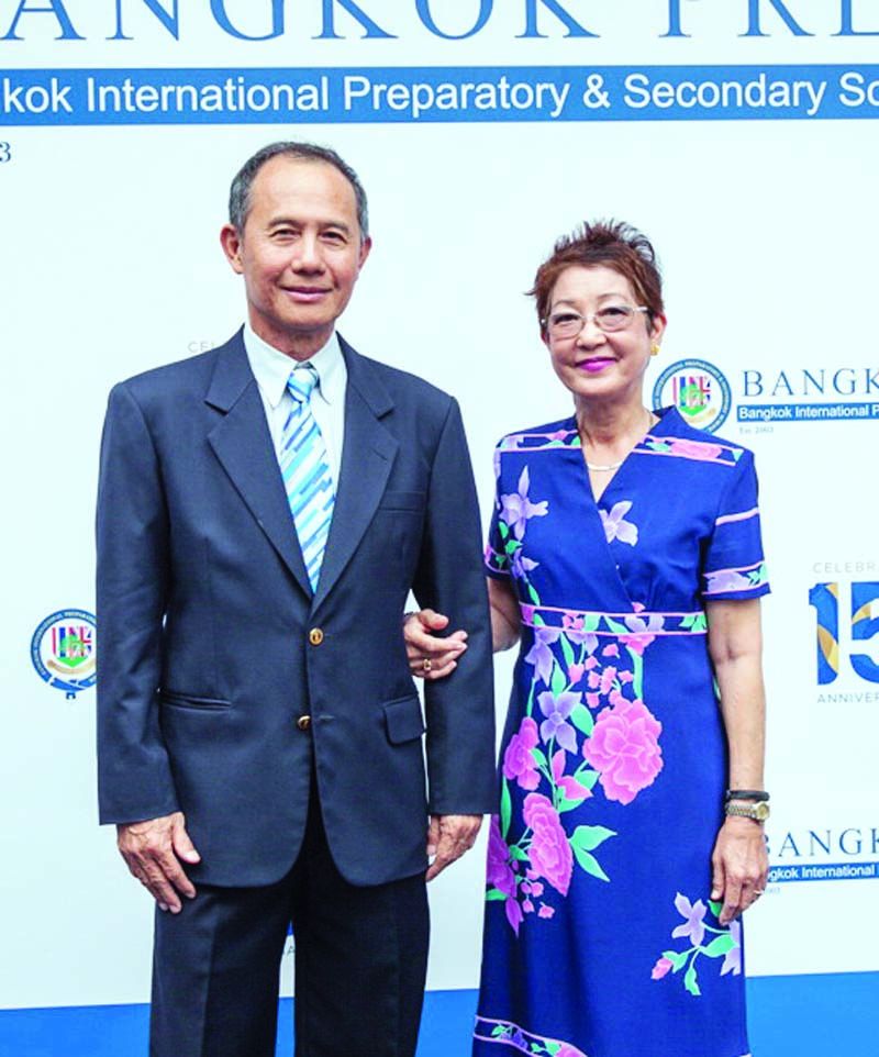 รศ.ดร.อนุมงคล ศิริเวทิน ประธานกก.รร. และภรรยาธัญญา ศิริเวทิน