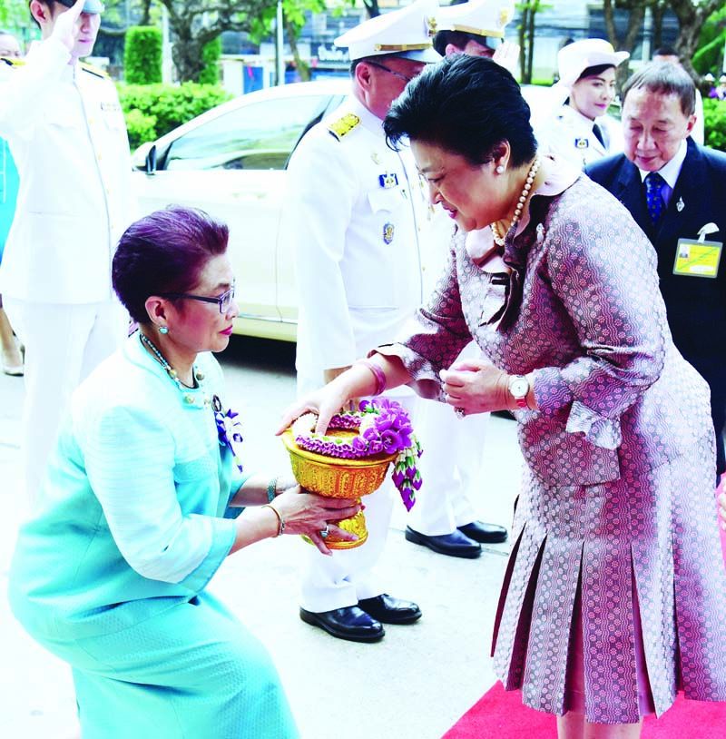 พระเจ้าวรวงศ์เธอ พระองค์เจ้าโสมสวลี พระวรราชาทินัดดามาตุ ประธานกิตติมศักดิ์มูลนิธิอนุสรณ์หม่อมงามจิตต์ บุรฉัตร องค์ประธานในงานทรงรับการถวายพวงมาลัย จากม.ร.ว.พร้อมฉัตร สวัสดิวัตน์