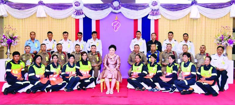 ทรงฉายพระรูปร่วมกับ ผู้ได้รับรางวัล “หม่อมงามจิตต์ บุรฉัตร บุคคลสำคัญของโลก” ทุกประเภท คือ พนักงานกวาดถนน คนขับรถเมล์ ตำรวจจราจร