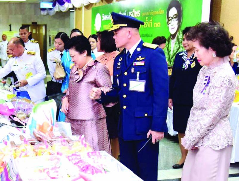 ทอดพระเนตรและทรงอุดหนุนผลิตภัณฑ์ ที่ได้รับรางวัลประจำปีนี้