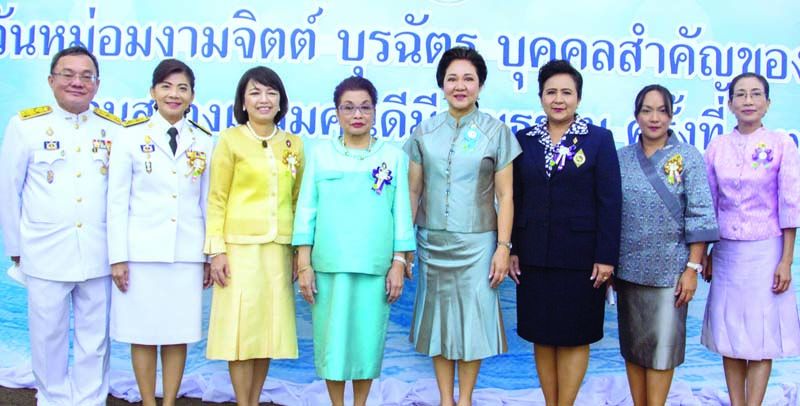 ม.ร.ว.พร้อมฉัตร สวัสดิวัตน์, นคร ศิลปอาชา, สาวิตรี บริพัตรฯ, กรรณภรณ์ วงศ์ปิยะกุล กับผู้ได้รับรางวัลประจำปีนี้ ดร.ปฤถา พรหมเลิศ ประธานอุปการะเยาวชนส่วนภูมิภาค และ วาสนา ขวัญเมือง ประธานอุปการะเยาวชนประจำ กทม.