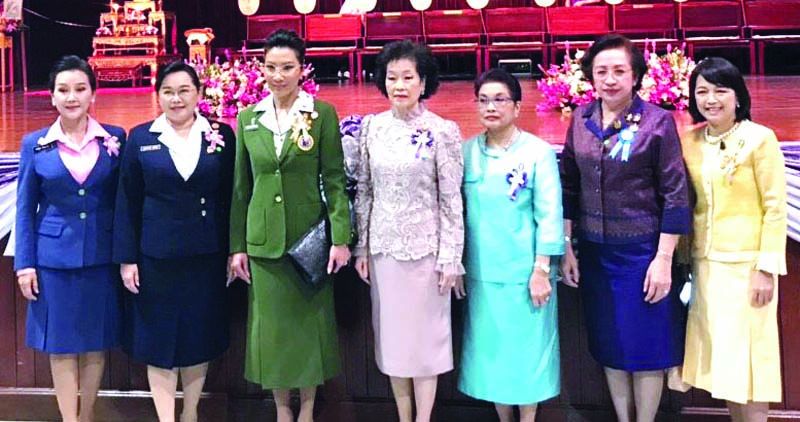 ม.ร.ว.พร้อมฉัตร สวัสดิวัตน์, อารยา อรุณานนท์ชัย กับ ขนิษฐา บุญราช ผู้ได้รับรางวัลประจำ ปีนี้ ในฐานะอดีตประธานอุปการะเยาวชนส่วนภูมิภาค กับผู้สนับสนุนการจัดงาน รศ.ดร.กฤษติกา คงสมพงษ์ นายกสมาคมแม่บ้านทหารบก และผู้รับเชิญ น.อ.อุบลวรรณ รุดดิษฐ์ นายกสมาคมภริยาทหารเรือ และ พงศ์อุมา ดิษยะศริน นายกสมาคมแม่บ้านทหารอากาศ