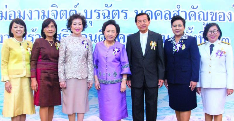 คุณหญิงแสงเดือน ณ นคร, ภราดา ดร.บัญชา แสงหิรัญ, อารยา อรุณานนท์ชัย, อุบล วิชัยดิษฐ, ดร.ปฤถา พรหมเลิศ, พิชญา เมืองเนาว์ รองอธิบดีกรมประชาสัมพันธ์ และ กรรณภรณ์วงศ์ปิยะกุล