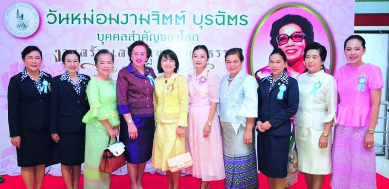 ขนิษฐา บุญราช, พรทิพย์ ห่านตระกูล กับผู้ได้รับรางวัลประเภท ประธานอุปการะเยาวชนประจำจังหวัดปีนี้ (จากซ้าย) นงรัตน์ คงเกษม, อัญญานี เพ็งจันทร์, ศิริพรรณ หาญพาณิชย์, ชุติพร วิจิตร์แสงศรี, โศภาพรรณ วิมลรัตน์, ซิตารีย์ รัตนพิเชฎฐชัย, สุชาดา สีสุวรรณ