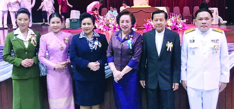 ภราดา ดร.บัญชา แสงหิรัญ กรรมการมูลนิธิ ต้อนรับ ขนิษฐา บุญราช, ดร.ปฤถา พรหมเลิศ, ดร.กฤษติกา คงสมพงษ์, พรพจน์ เพ็ญพาส และ พักตร์พิมล สุดประเสริฐ ประธานชมรมแม่บ้านกรมโยธาธิการและผังเมือง