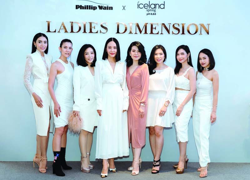 พรทิพย์ เวสารัชเวศย์ พร้อมด้วย อรชุมา ดุรงค์เดช กับบรรดาเซเลบฯ ที่มาร่วมยินดี ยุวเรต ศรุตานนท์, กรุณา วัจนะพุกกะ, ภชสร ลีนุตพงษ์, อนงค์นาฏ อำนวยพล, นาขวัญ รายนานนท์ และ ณัฏฐิ์ประภา ชุณหะวัณ