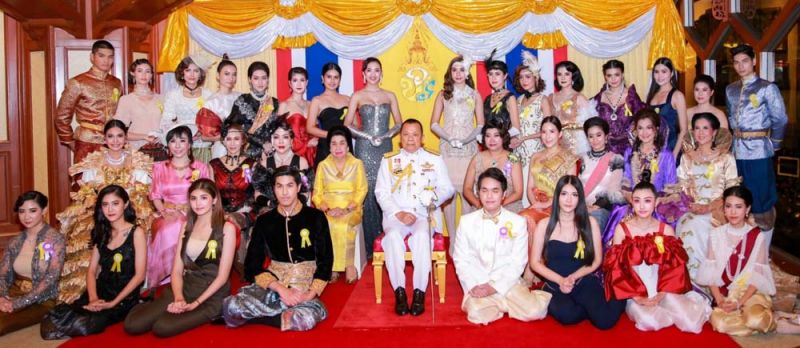 เซเลบริตี้ในแฟชั่นโชว์สไตล์ผู้ดีอังกฤษ