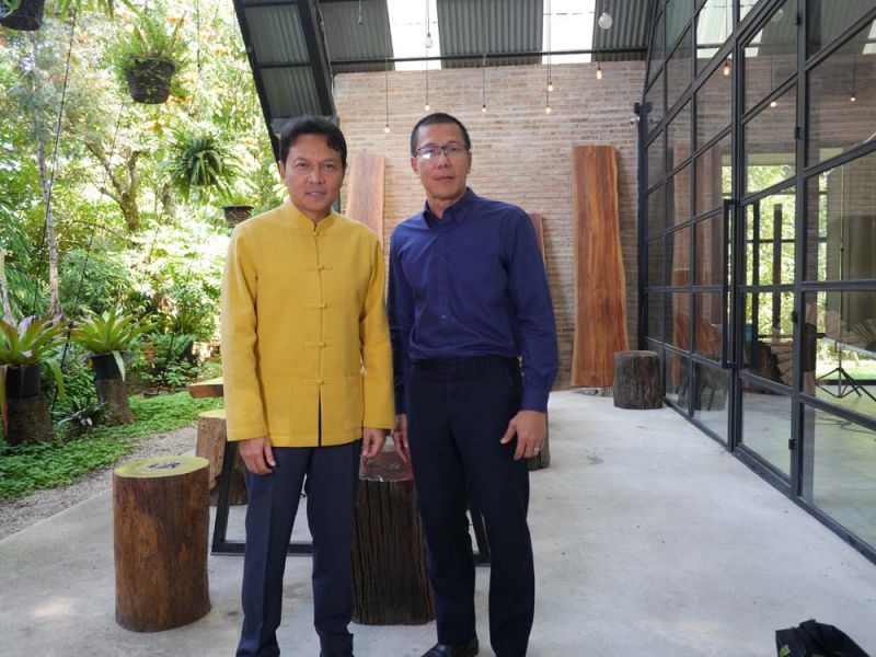 ดร.เฉลิมชัย ยอดมาลัย และแขกรับเชิญ คุณธเนศวร์ เพชรสุวรรณ รองผู้ว่าการ การท่องเที่ยวแห่งประเทศไทย ด้านการสื่อสารการตลาด