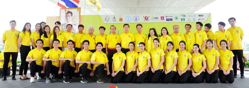 ดร.สันติภาพ เตชะวณิช ประธานคณะกรรมการจัดงานเดิน-วิ่ง การกุศล, ชัยศักดิ์ อังค์สุวรรณ ประธานฝ่ายกำหนดนโยบายและแผนงานการศึกษา, ดร.กวีพงษ์ หิรัญกสิ ประธานฝ่ายจัดการแข่งขันฯ พร้อมคณะกรรมการ อาทิ พรชัย กิตติปัญญางาม, เชาวรัตน์ เชาว์วานิล, จำกัด ศิริพูนทรัพย์, ณรงค์ ระดมเล็ก และ พจน์ สีลวานิช