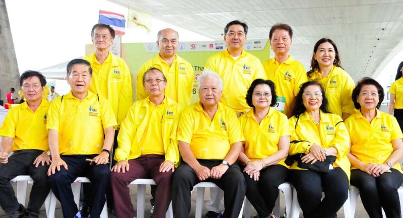 คณะกรรมการสมาคมธรรมศาสตร์ฯ ร่วมถ่ายภาพเป็นที่ระลึก