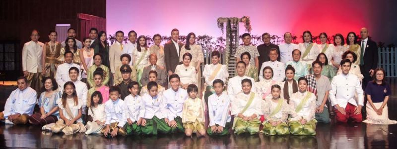 คุณสิริกิติยา เจนเซน ร่วมถ่ายภาพกับ ท่านผู้หญิงวิวรรณ วรวรรณ เศรษฐบุตร, ม.ร.ว.ศศิจุฑาภา วรวรรณ โลจายะ, ม.ร.ว.ภูมินทร์ วรวรรณ, ม.ร.ว.ทัชวรรณ สายเชื้อ ที่ปรึกษากิตติมศักดิ์อาวุโสเฉลิมพระเกียรติฯ, ม.ร.ว.จักรินทร์ วรวรรณ รองประธานจัดงานเฉลิมพระเกียรติฯ ลูกหลานราชสกุล วรวรรณ และสกุล โลจายะ
