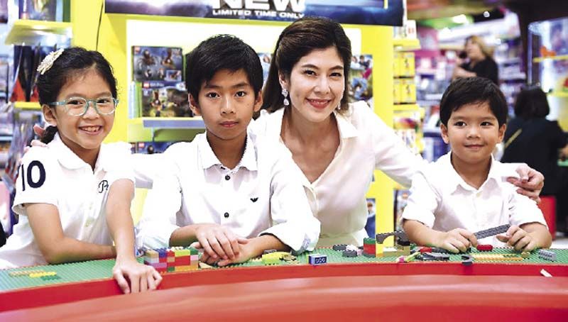 ศศิวรรณ เอี่ยมลำเนา และลูกทั้ง 3 คน น้องลิษา-น้องพีค-น้องพอร์ช ร่วมกิจกรรมวันเด็กอย่างสนุกสนาน