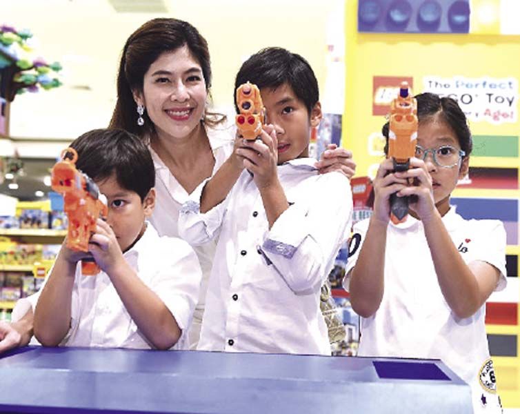 ศศิวรรณ เอี่ยมลำเนา และลูกทั้ง 3 คน น้องลิษา-น้องพีค-น้องพอร์ช ร่วมกิจกรรมวันเด็กอย่างสนุกสนาน