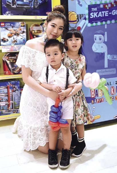 ณิชกานต์ เตียนโพธิทอง และลูกทั้ง 2 คน “น้องเอวา” และ “น้องไท” ร่วมกิจกรรม