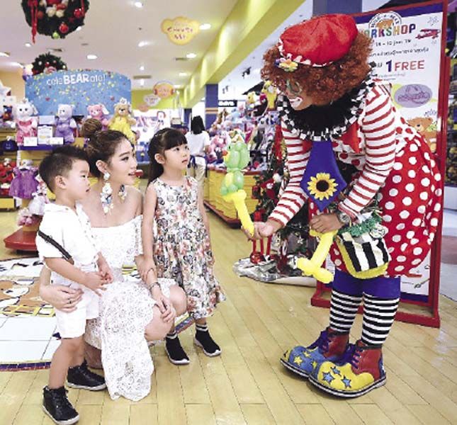 ณิชกานต์ เตียนโพธิทอง และลูกทั้ง 2 คน “น้องเอวา” และ “น้องไท” ร่วมกิจกรรม