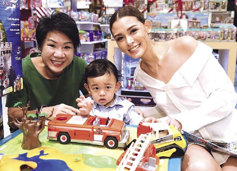 ปิยวรรณ ลีละสมภพ กับครอบครัว สุนิสา หิรัณยัษฐิติ และ “น้องตฤณ”