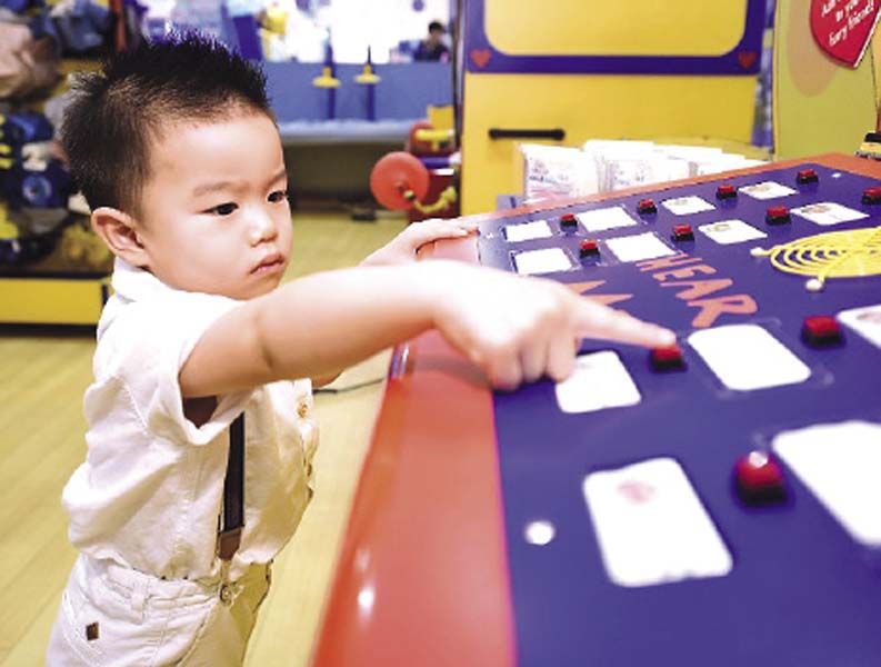 น้องไท กำลังสนุกกับการทำตุ๊กตา Build-A-Bear