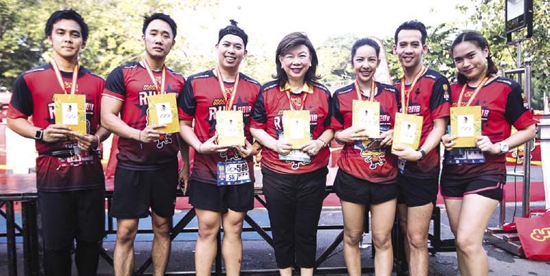 ผู้เข้าแข่งขันได้รับหนังสือ