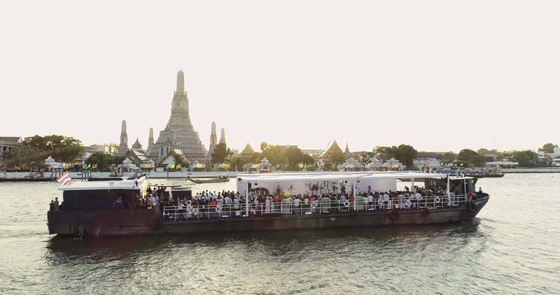 วัดอรุณฯ ฉากหลังสุดอลังการของนิทรรศการครั้งนี้
