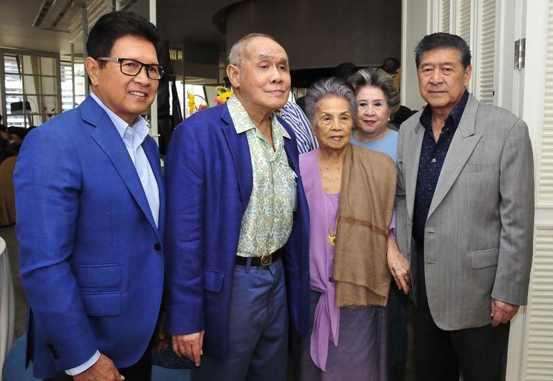 คุณแม่ศิริจันทร์ ภิรมย์ภักดี กับลูกๆ ดร.ปิยะ ภิรมย์ภักดี, สันติ ภิรมย์ภักดี และ ภควดี-ทิพย์รักษ์ สุขุม