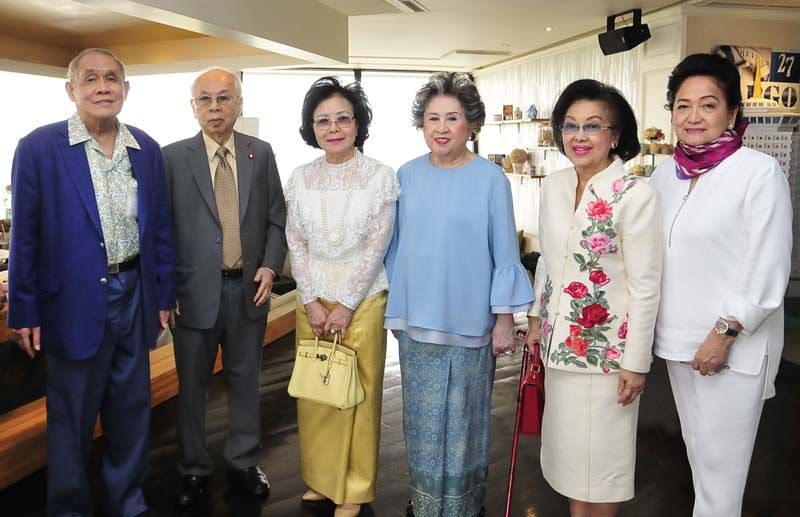 ร่วมถ่ายภาพ ทิพย์รักษ์-ภควดี สุขุม,โพธิพงษ์-ยุพา ล่ำซำ, กุณฑลา สันติประภพ และ พูนสุข ประธานราษฎร์นิกร