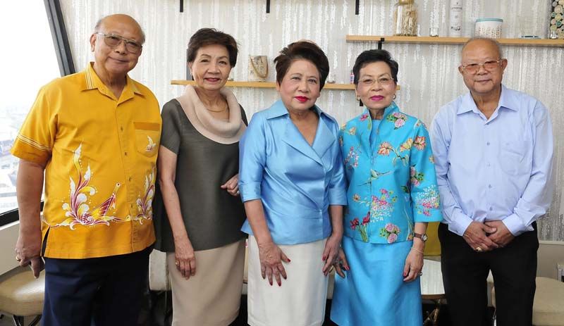 อาคม โอสถานนท์, เพ็ญพรรณ นาคะเสถียร, พวงเพชร ปาณะดิษ,
เพลินพิศ ชันวารชร และ ธนา โอสถานนท์