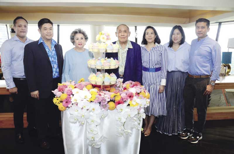ครอบครัว “สุขุม” ทิพย์รักษ์-ภควดี สุขุม กับลูกๆ และลูกเขย ศรีล สุขุม, ทิพวดี สุขุม-นุวีร์ เลิศบรรณพงษ์, ทิพธิดา-
ดร.ณฤทธิ์พล บุณยเกียรติ