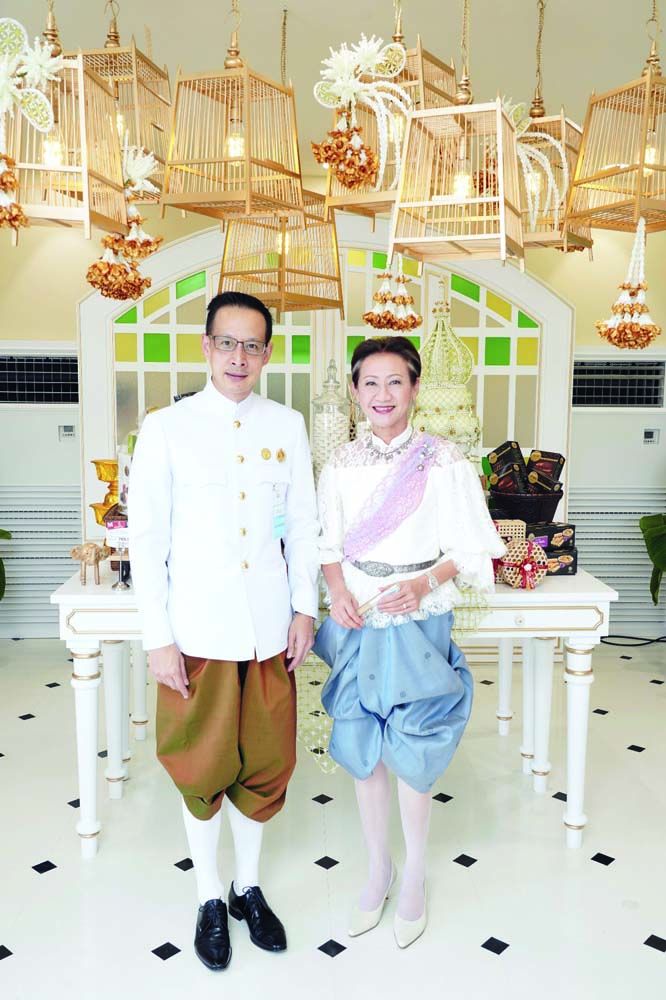 กฤษณา อัมพุช รองประธานกก. บริษัท เดอะมอลล์ กรุ๊ป จำกัด และ สาระ ล่ำซำ