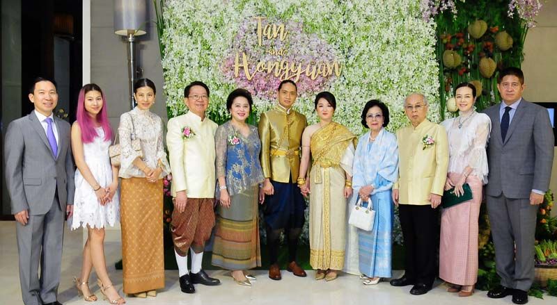 โพธิพงษ์-ยุพา ล่ำซำ มาพร้อมลูกสาว-ลูกเขย และหลาน นวลพรรณ ล่ำซำ-พ.ต.อ.ดร.ณรัชต์ เศวตนันทน์, ปราโมทย์ -วรรณพร พรประภา และ วรินยุพา พรประภา
