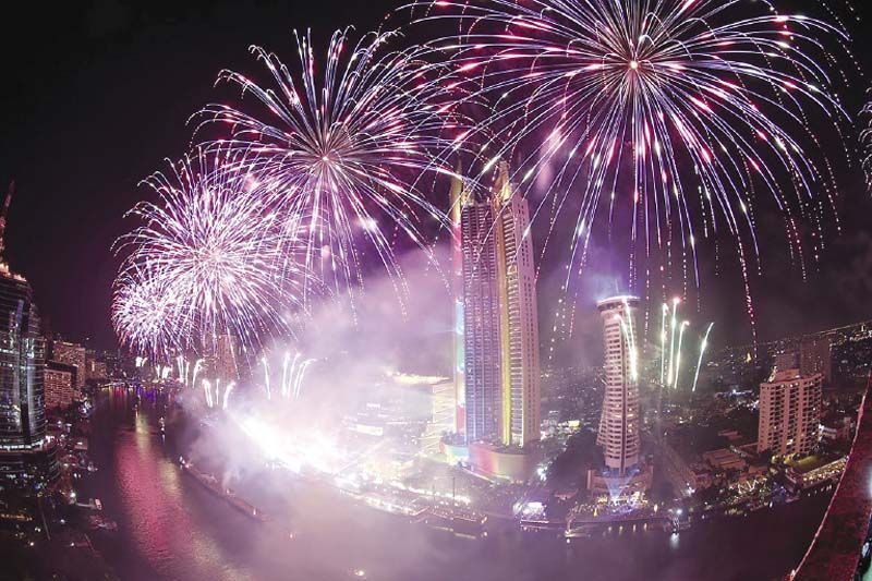 ตระการตาการแสดงพลุที่ทำจากข้าวเหนียวไทย