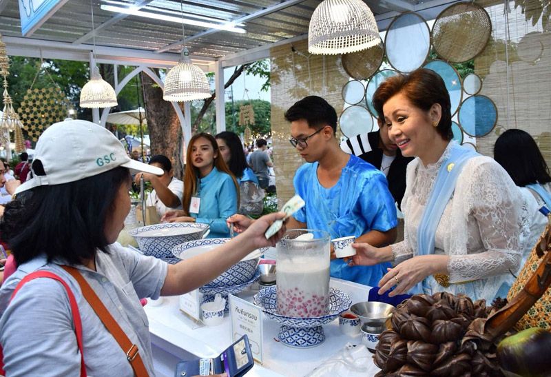 บริเวณหน้าร้าน “ขนมหวานคู่เมืองไทย” โซนตลาดน้ำในฝัน