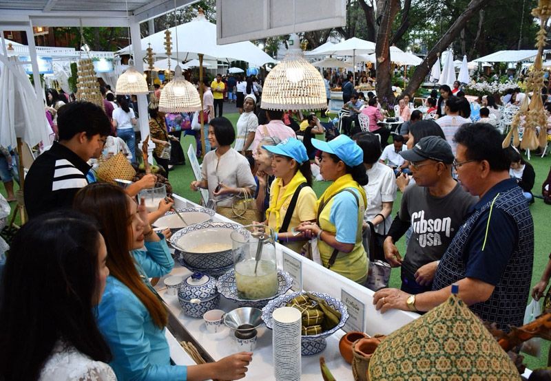 บริเวณหน้าร้าน “ขนมหวานคู่เมืองไทย” โซนตลาดน้ำในฝัน