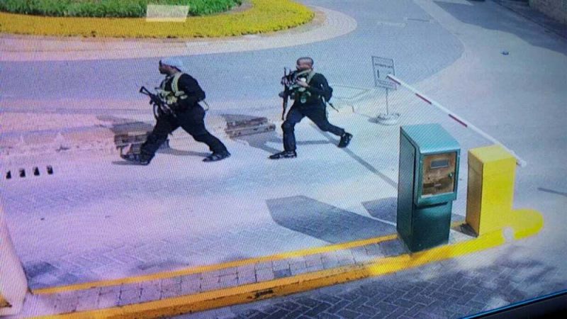 ภาพจากกล้องวงจรปิดแสดงให้เห็นมือปืน 2 คนบุกเข้าไปในเขตโรงแรม