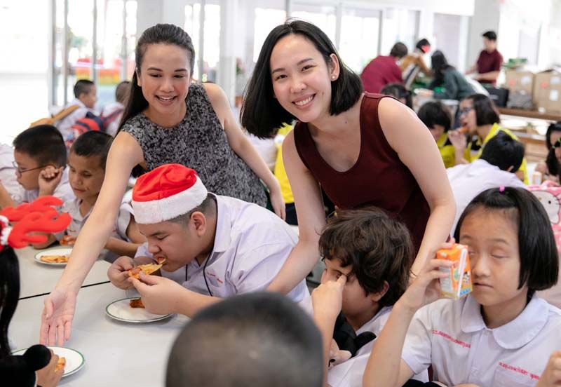 ณัฏฐิ์มาฎา ชุณหะวัณ และ สุวรา สันติกุลานนท์ แจกอาหารว่างให้กับน้องๆ