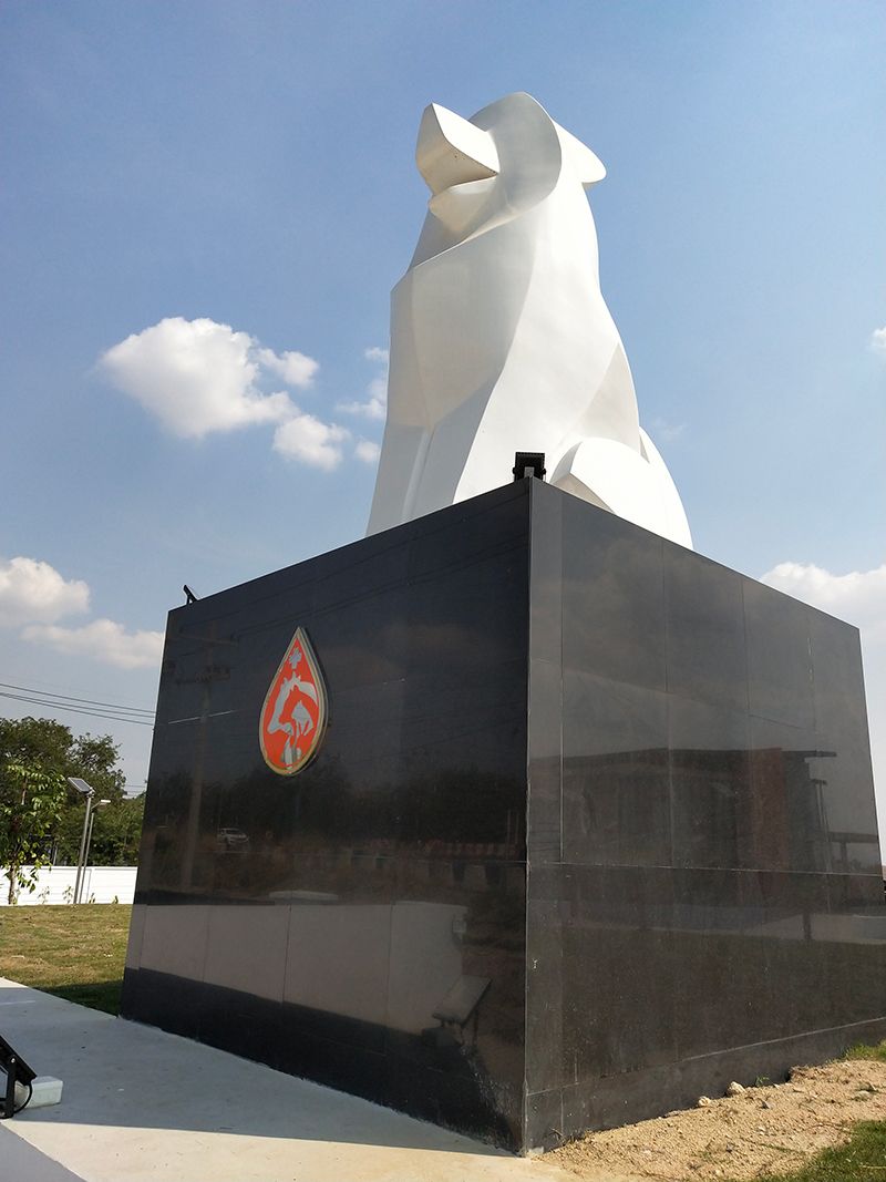 รูปปั้นคุณไหมทองสุนัขทรงเลี้ยง เป็นพรีเซ็นเตอร์ตั้งอยู่ด้านหน้าศูนย์เรียกความสนใจ

