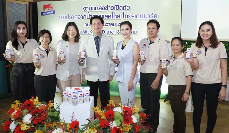 ผู้บริหารและเจ้าหน้าที่ร่วมถ่ายภาพ