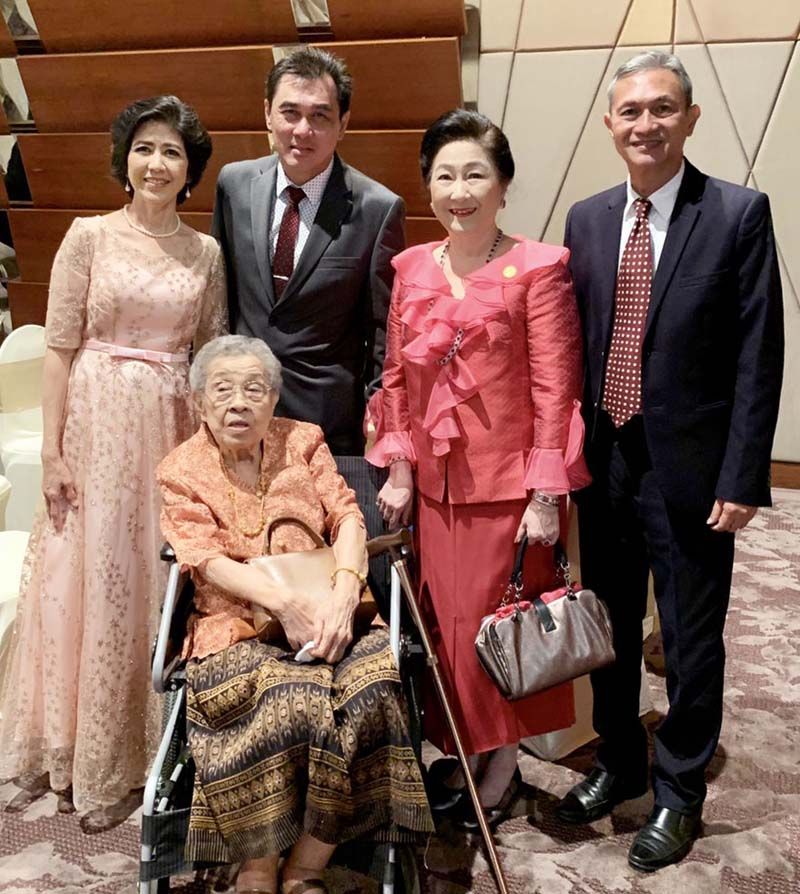 กลุ่มญาติฝ่ายหญิง คุณย่าทองพูน บุญญสิทธิ์ อายุ 97 ปี,และ ผาณิต พูนศิริวงศ์ กับน้องชาย เลิศชาย พงษ์โสภณร่วมฉลองยินดี