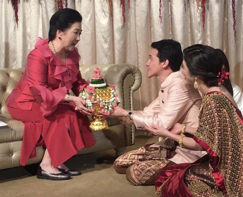 ญาติอาวุโสฝ่ายหญิง ผาณิต พูนศิริวงศ์ รับไหว้จากบ่าว-สาว ในพิธีหมั้น