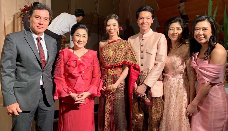 ชื่นมื่นยินดีในวันหมั้นหมาย มี คุณพ่อคุณแม่ฝ่ายหญิง นพ.ปกรณ์-พญ.วนิดา บุญญสิทธิ์, ผาณิต พูนศิริวงศ์ และ พี่สาวฝ่ายหญิง ชนกานต์ บุญญสิทธิ์