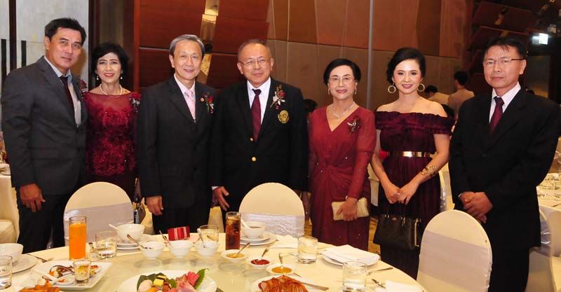นพ.ปกรณ์-พญ.วนิดา บุญญสิทธิ์ และคุณแม่ฝ่ายชาย สุวรรณี บุญชัย
ต้อนรับสองประธานในพิธี ศ.ดร.นพ.ประสิทธิ์ วัฒนาภา, ดร.โชคชัยเอกทัศนาวรรณ และ ณยศพันธ์ เอกทัศนาวรรณ