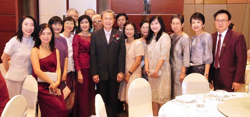 ศ.ดร.นพ.ประสิทธิ์ วัฒนาภา กับคุณแม่ฝ่ายหญิง พญ.วนิดา บุญญสิทธิ์ และกลุ่มเพื่อนๆ แพทย์ศิริราชรุ่น 90 อาทิรศ.นพ.อาทิตย์ อังกานนท์ ผอ.โรงเรียนแพทย์ รพ.รามาธิบดี, นพ.ประจักษวิช เล็บนาค รองเลขาธิการ สปสช.,
ศ.พญ.มณี รัตนไชยานนท์, นพ.พนินทร์ ชนเลอเกียรติ์ แห่ง บ.เอมสตาร์เน็ทเวิร์ค, พ.อ.(หญิง) พญ.สุณีรัตน์ แสงวิโรจน์กุล