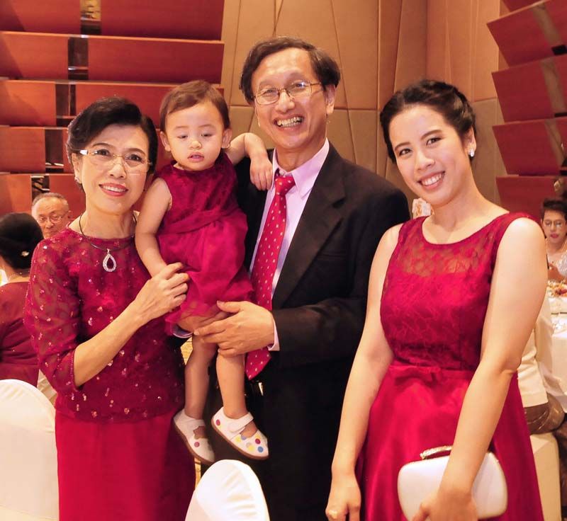 ครอบครัวเถ้าแก่ฝ่ายหญิง นพ.ศักดิ์พิศิษฎ์-วิภาจรี นวสิริ 
กับบุตรสาวและหลาน